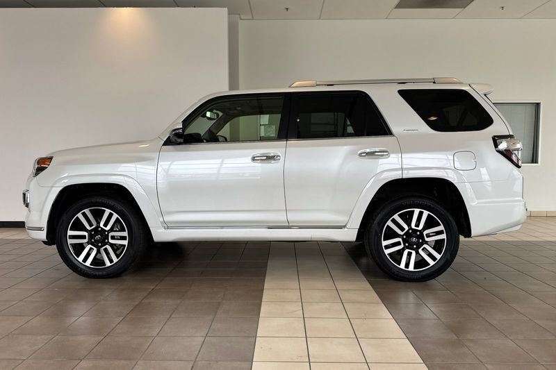 Toyota 4Runner Vehicle Full-screen Gallery Image 07