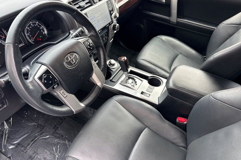 Toyota 4Runner Vehicle Full-screen Gallery Image 10