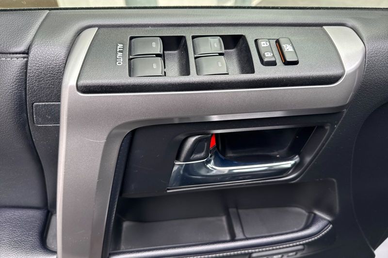 Toyota 4Runner Vehicle Full-screen Gallery Image 11