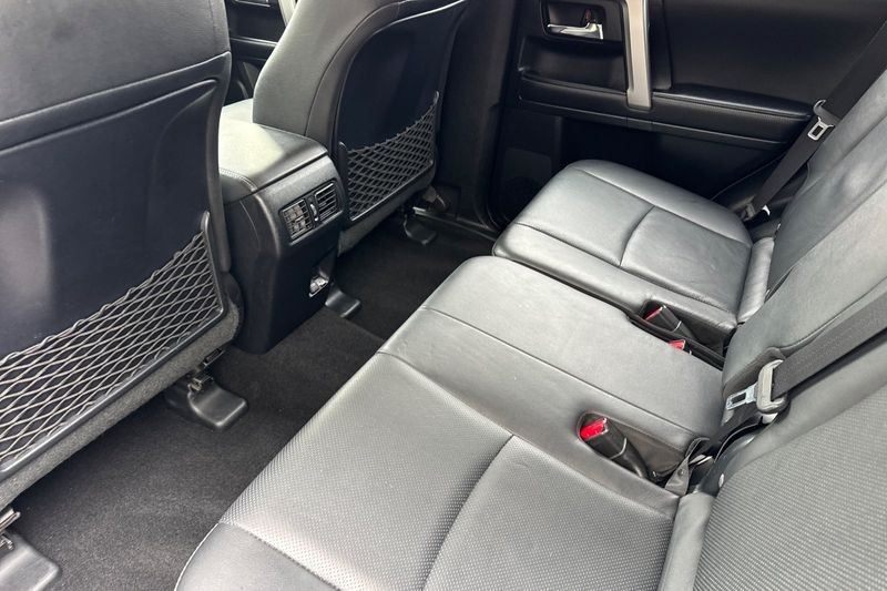 Toyota 4Runner Vehicle Full-screen Gallery Image 12