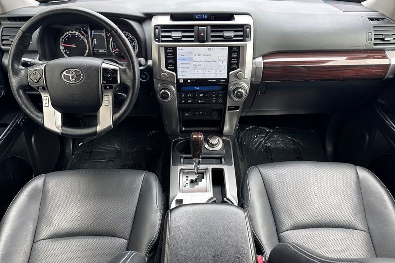 Toyota 4Runner Vehicle Full-screen Gallery Image 13