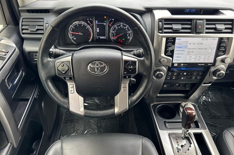 Toyota 4Runner Vehicle Full-screen Gallery Image 14