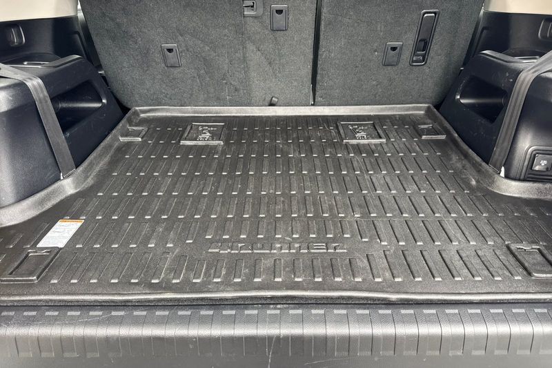 Toyota 4Runner Vehicle Full-screen Gallery Image 15
