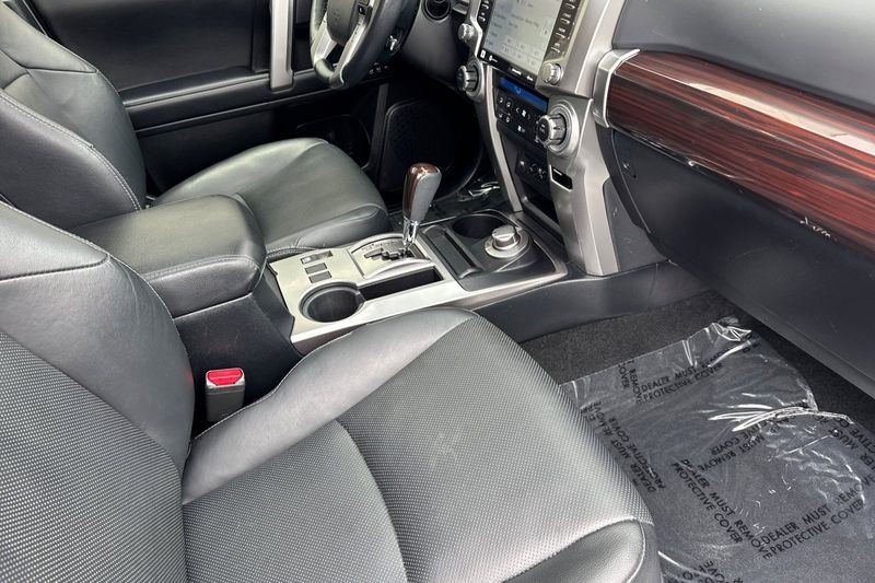 Toyota 4Runner Vehicle Full-screen Gallery Image 16