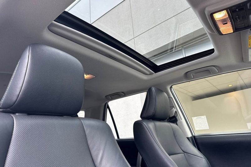 Toyota 4Runner Vehicle Full-screen Gallery Image 17