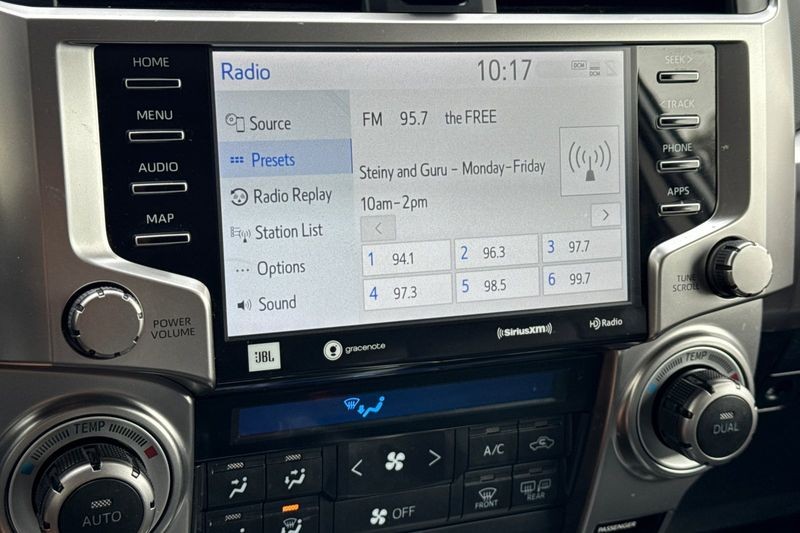 Toyota 4Runner Vehicle Full-screen Gallery Image 18