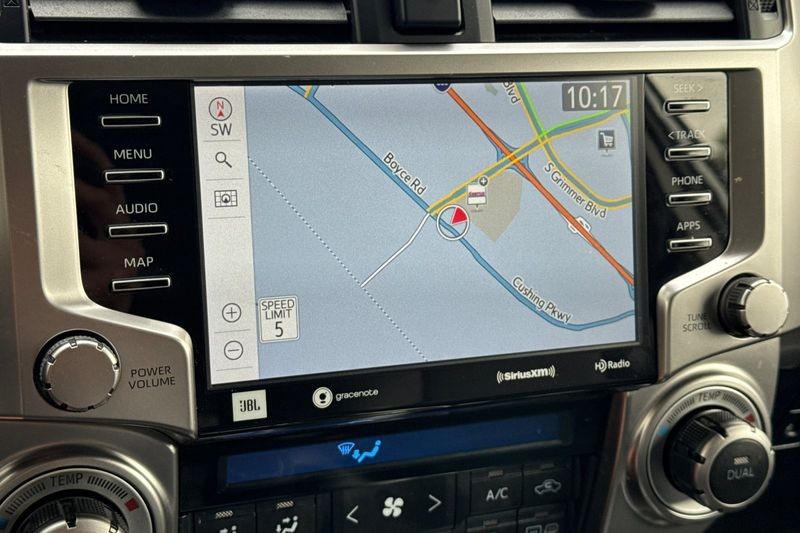 Toyota 4Runner Vehicle Full-screen Gallery Image 19