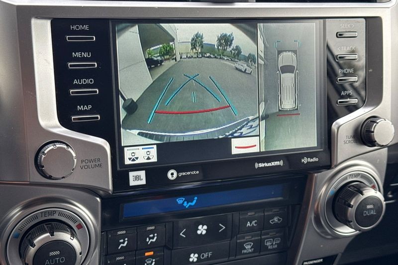 Toyota 4Runner Vehicle Full-screen Gallery Image 20