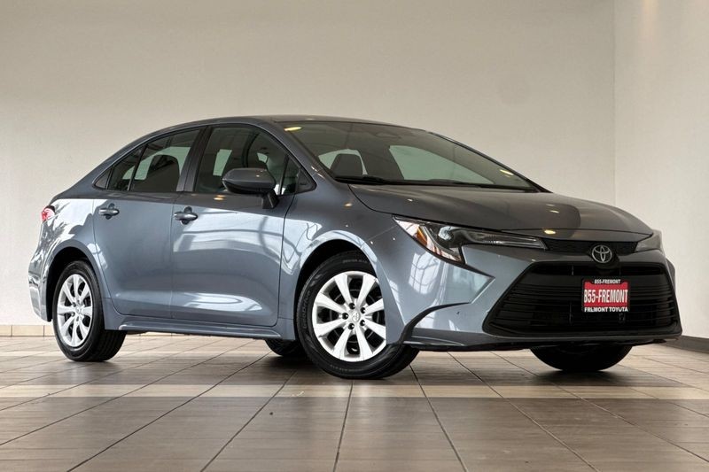 Toyota Corolla Vehicle Full-screen Gallery Image 02