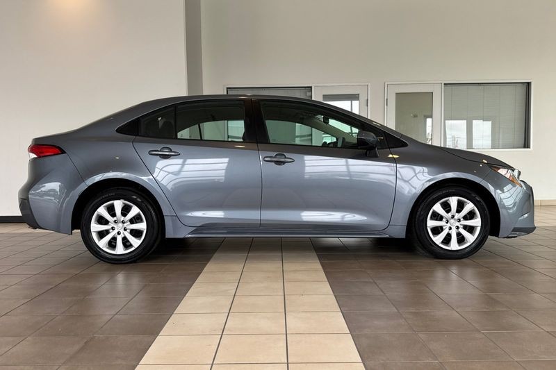Toyota Corolla Vehicle Full-screen Gallery Image 03