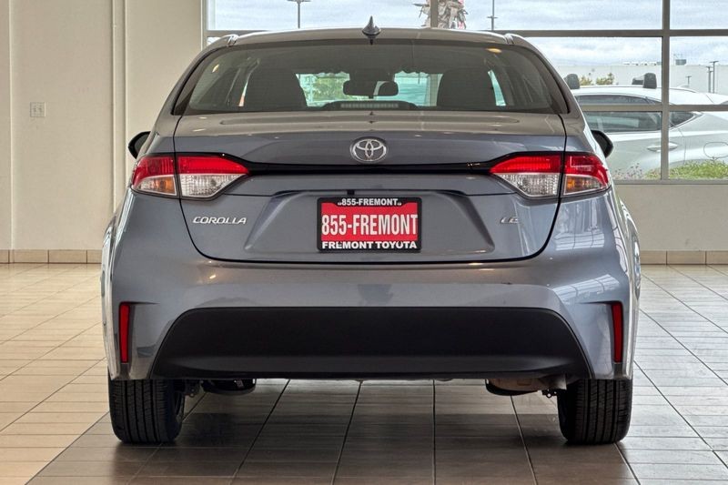 Toyota Corolla Vehicle Full-screen Gallery Image 05