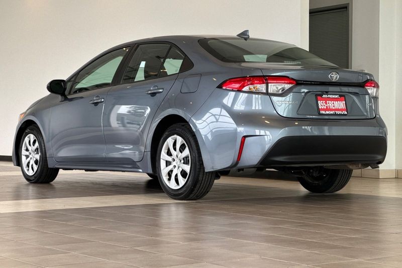 Toyota Corolla Vehicle Full-screen Gallery Image 06