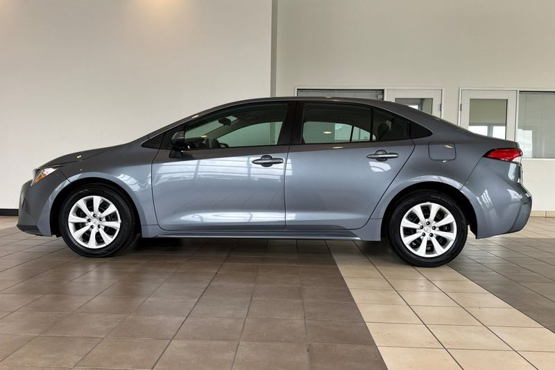Toyota Corolla Vehicle Full-screen Gallery Image 07
