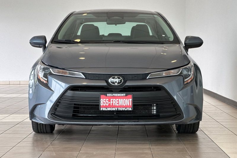 Toyota Corolla Vehicle Full-screen Gallery Image 09