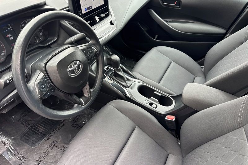 Toyota Corolla Vehicle Full-screen Gallery Image 10