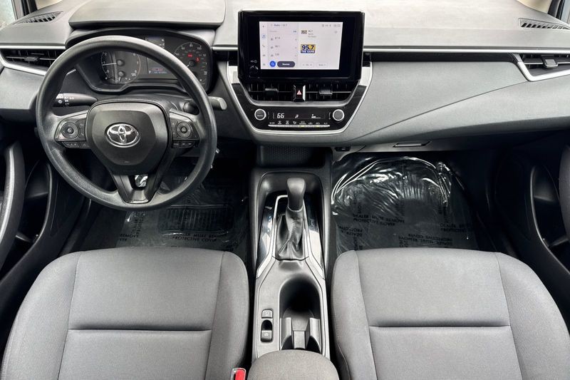 Toyota Corolla Vehicle Full-screen Gallery Image 13