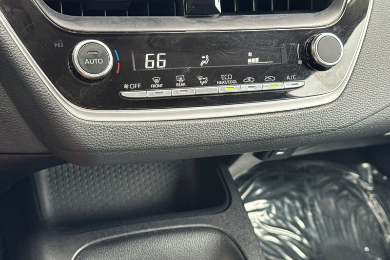 Toyota Corolla Vehicle Full-screen Gallery Image 19