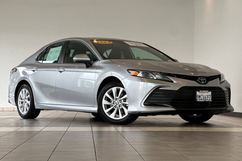 Toyota Camry Vehicle Full-screen Gallery Image 02