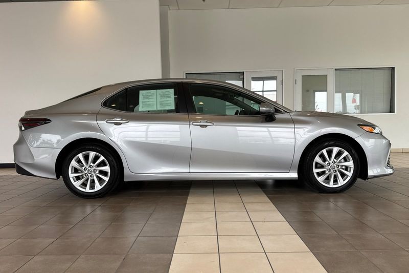 Toyota Camry Vehicle Full-screen Gallery Image 03