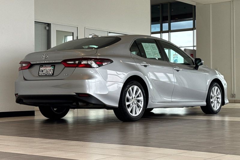 Toyota Camry Vehicle Full-screen Gallery Image 04