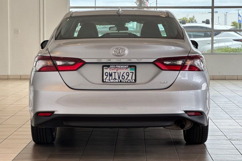Toyota Camry Vehicle Full-screen Gallery Image 05