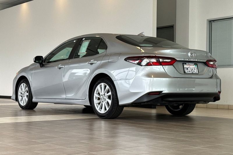Toyota Camry Vehicle Full-screen Gallery Image 06