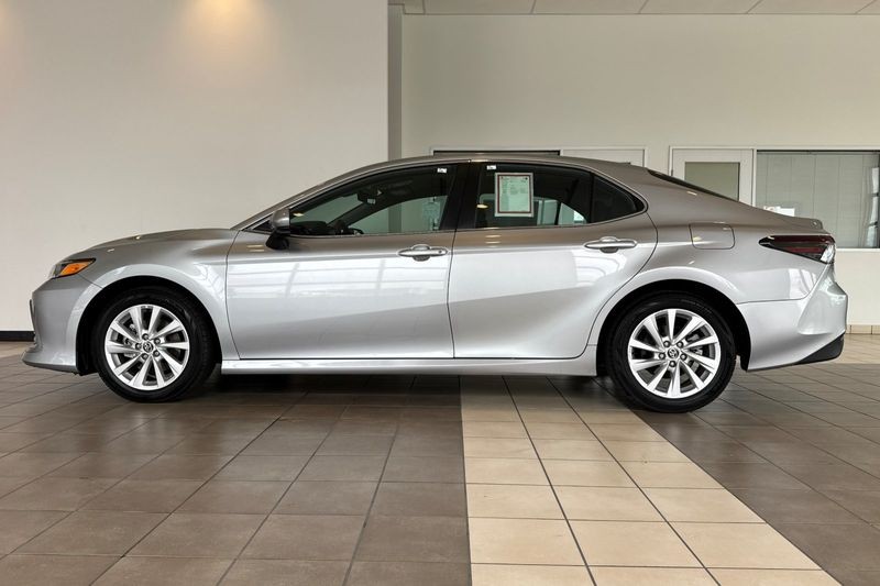 Toyota Camry Vehicle Full-screen Gallery Image 07
