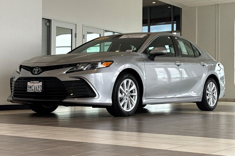 Toyota Camry Vehicle Full-screen Gallery Image 08