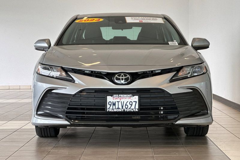 Toyota Camry Vehicle Full-screen Gallery Image 09
