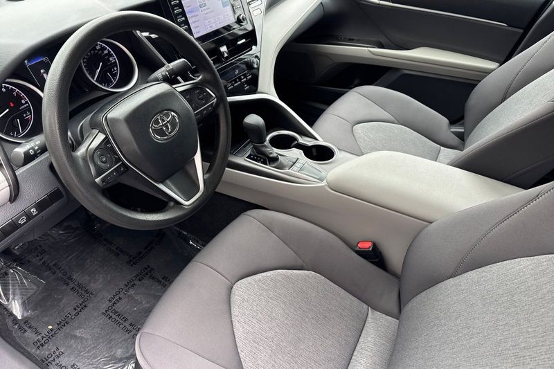 Toyota Camry Vehicle Full-screen Gallery Image 10