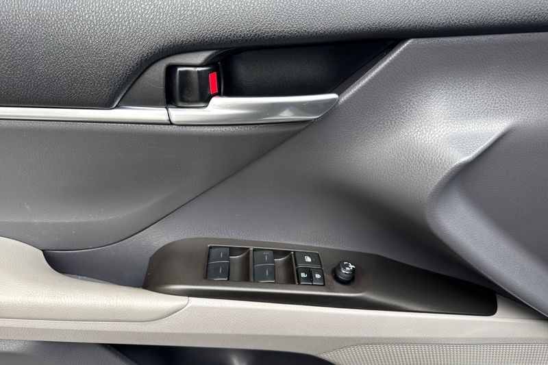 Toyota Camry Vehicle Full-screen Gallery Image 11