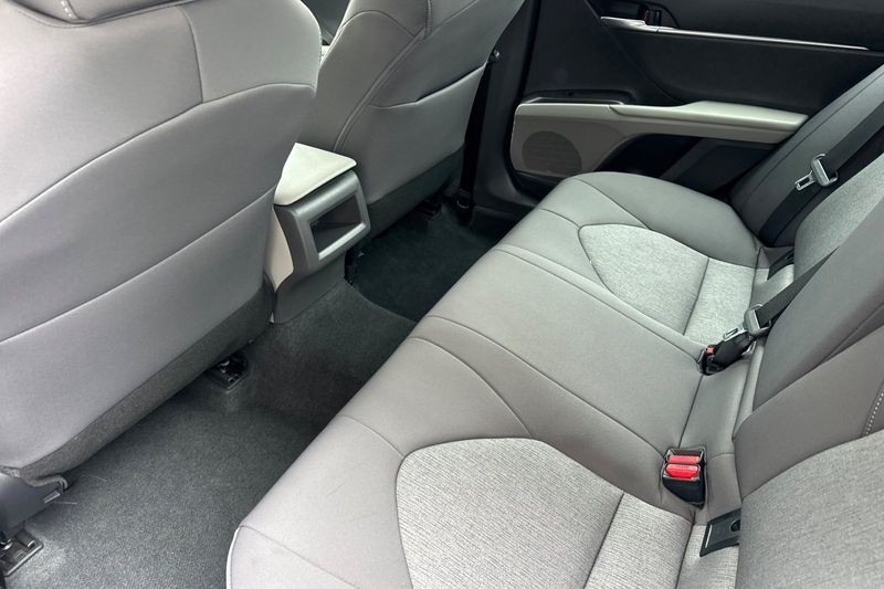Toyota Camry Vehicle Full-screen Gallery Image 12
