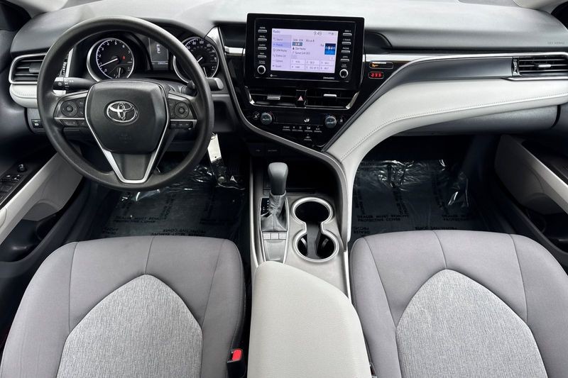 Toyota Camry Vehicle Full-screen Gallery Image 13