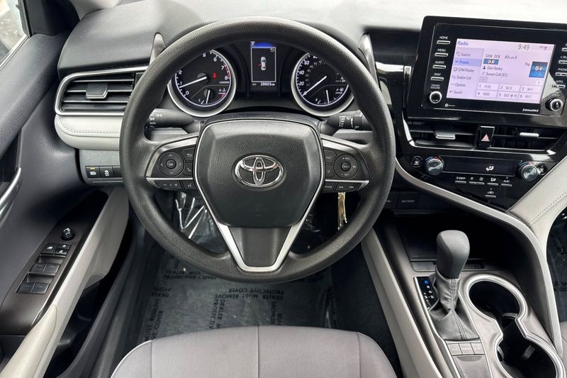 Toyota Camry Vehicle Full-screen Gallery Image 14
