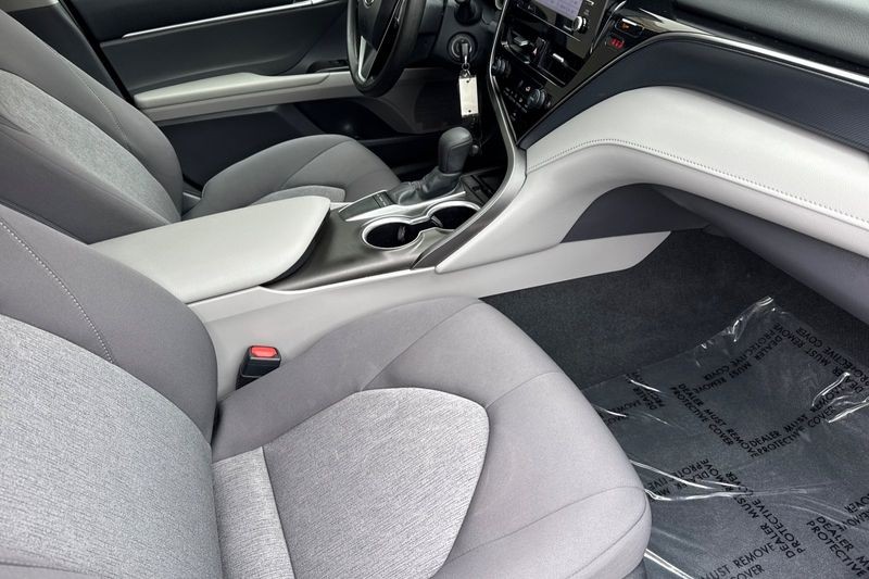 Toyota Camry Vehicle Full-screen Gallery Image 15