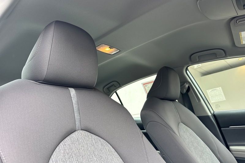 Toyota Camry Vehicle Full-screen Gallery Image 16