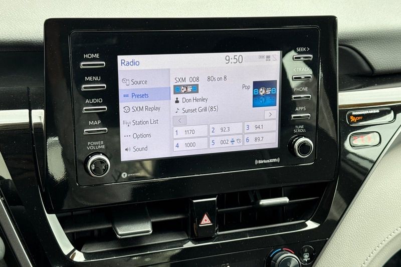 Toyota Camry Vehicle Full-screen Gallery Image 17
