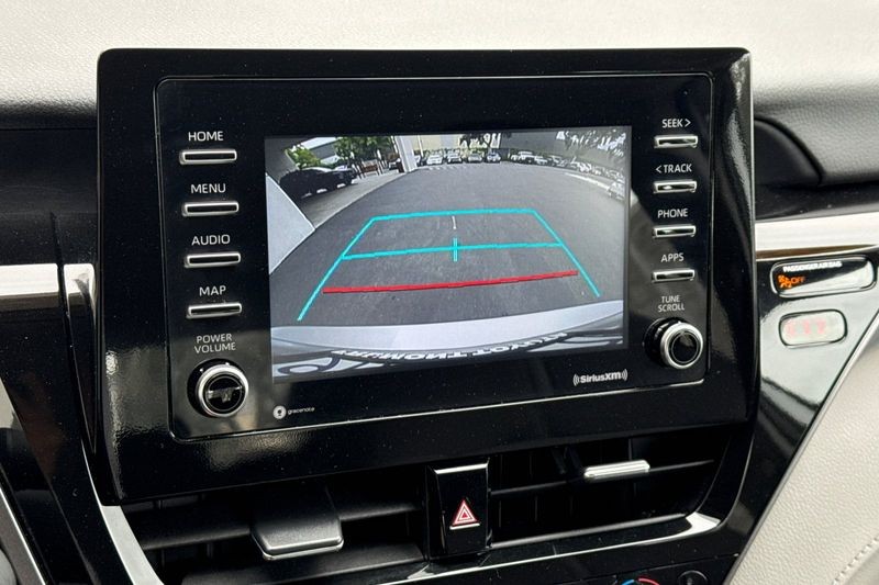 Toyota Camry Vehicle Full-screen Gallery Image 18
