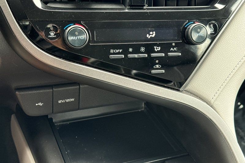 Toyota Camry Vehicle Full-screen Gallery Image 19