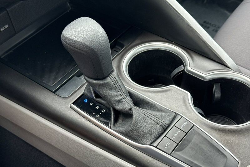 Toyota Camry Vehicle Full-screen Gallery Image 20