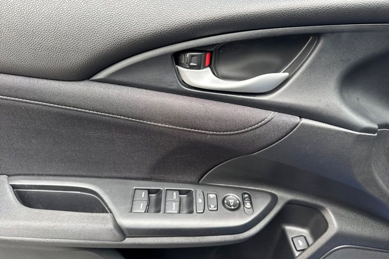 Honda Insight Vehicle Full-screen Gallery Image 11