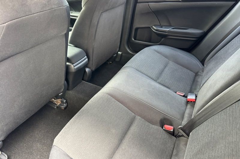 Honda Insight Vehicle Full-screen Gallery Image 12