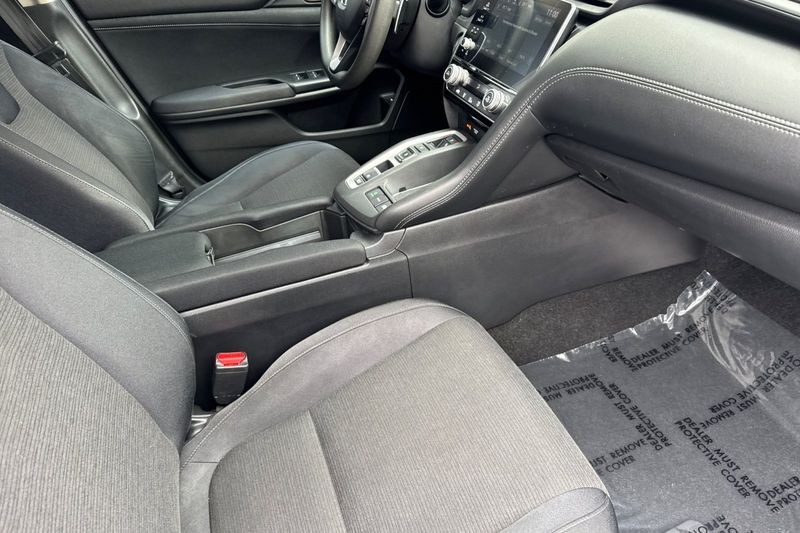 Honda Insight Vehicle Full-screen Gallery Image 15