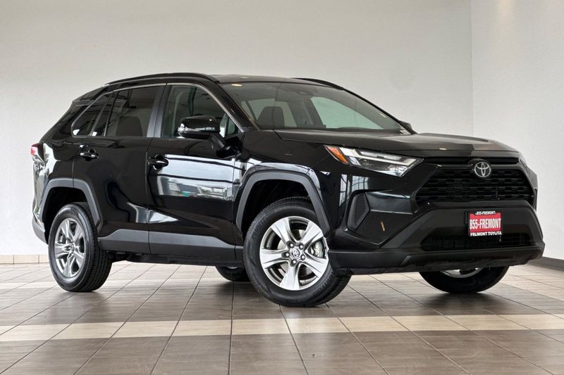 Toyota RAV4 Vehicle Full-screen Gallery Image 02