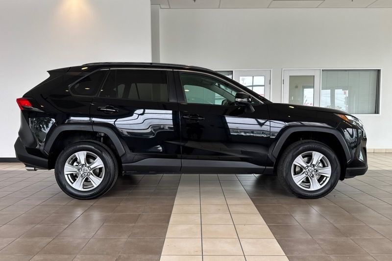 Toyota RAV4 Vehicle Full-screen Gallery Image 03
