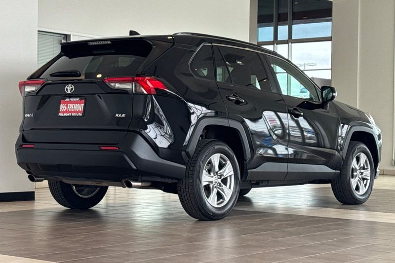 Toyota RAV4 Vehicle Full-screen Gallery Image 04