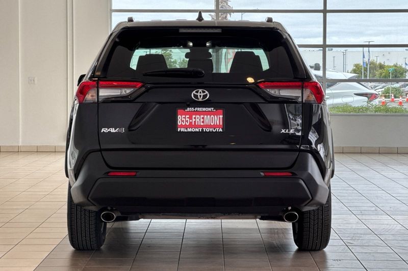 Toyota RAV4 Vehicle Full-screen Gallery Image 05