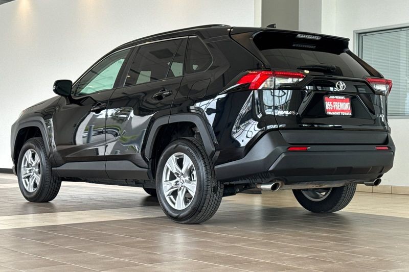 Toyota RAV4 Vehicle Full-screen Gallery Image 06