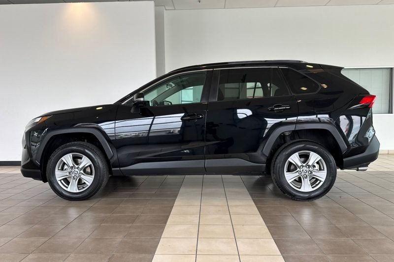 Toyota RAV4 Vehicle Full-screen Gallery Image 07