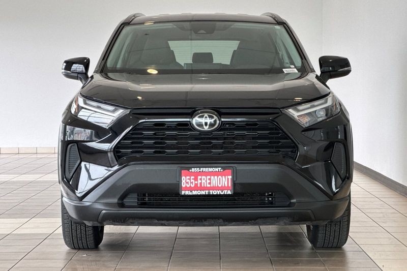 Toyota RAV4 Vehicle Full-screen Gallery Image 09